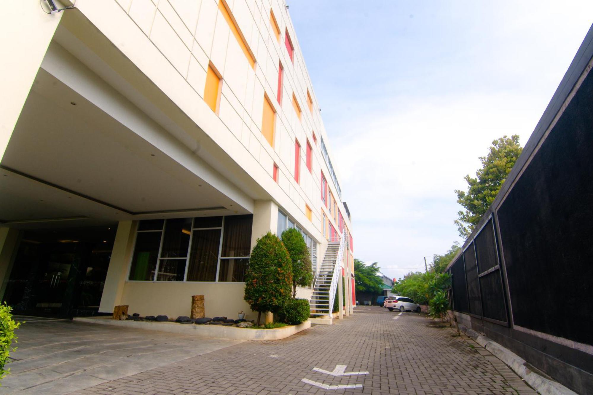 Purwodadi  Front One Hotel Purwodadi מראה חיצוני תמונה