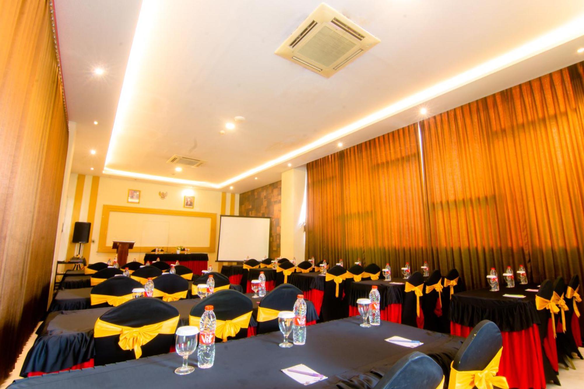Purwodadi  Front One Hotel Purwodadi מראה חיצוני תמונה
