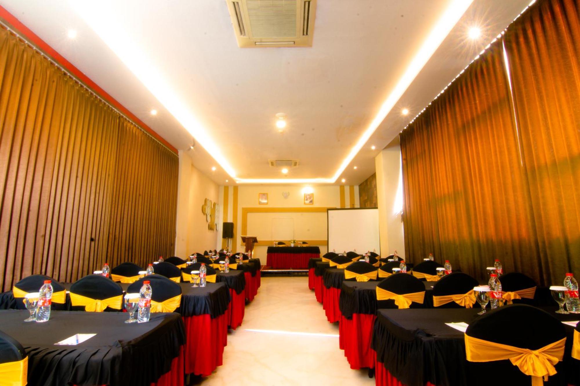 Purwodadi  Front One Hotel Purwodadi מראה חיצוני תמונה