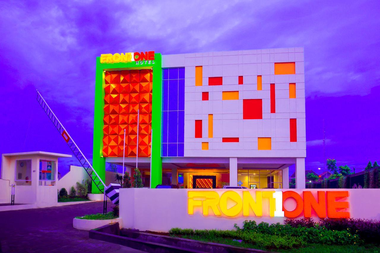 Purwodadi  Front One Hotel Purwodadi מראה חיצוני תמונה